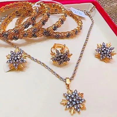 4 Zircon Bangles with Diamond Cut Set